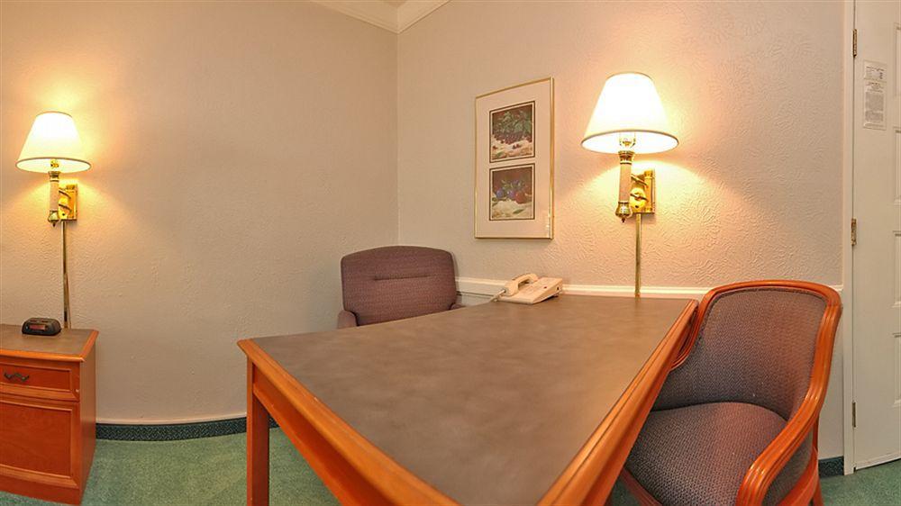 La Quinta Inn By Wyndham Indianapolis Airport Lynhurst Dış mekan fotoğraf